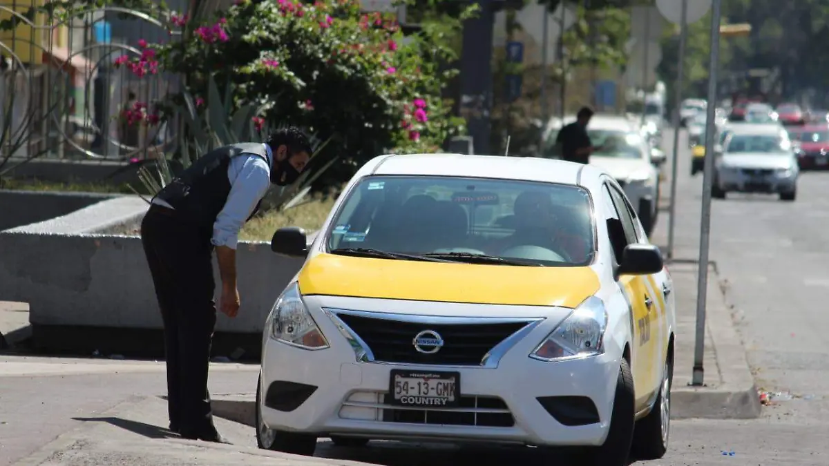 Abusan taxistas